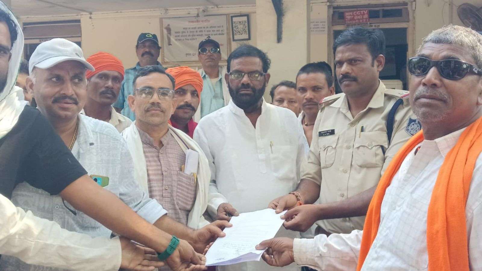 रामपुर क्षेत्र के किसानों ने प्रबंधन और प्रशासन को सौंपा ज्ञापन