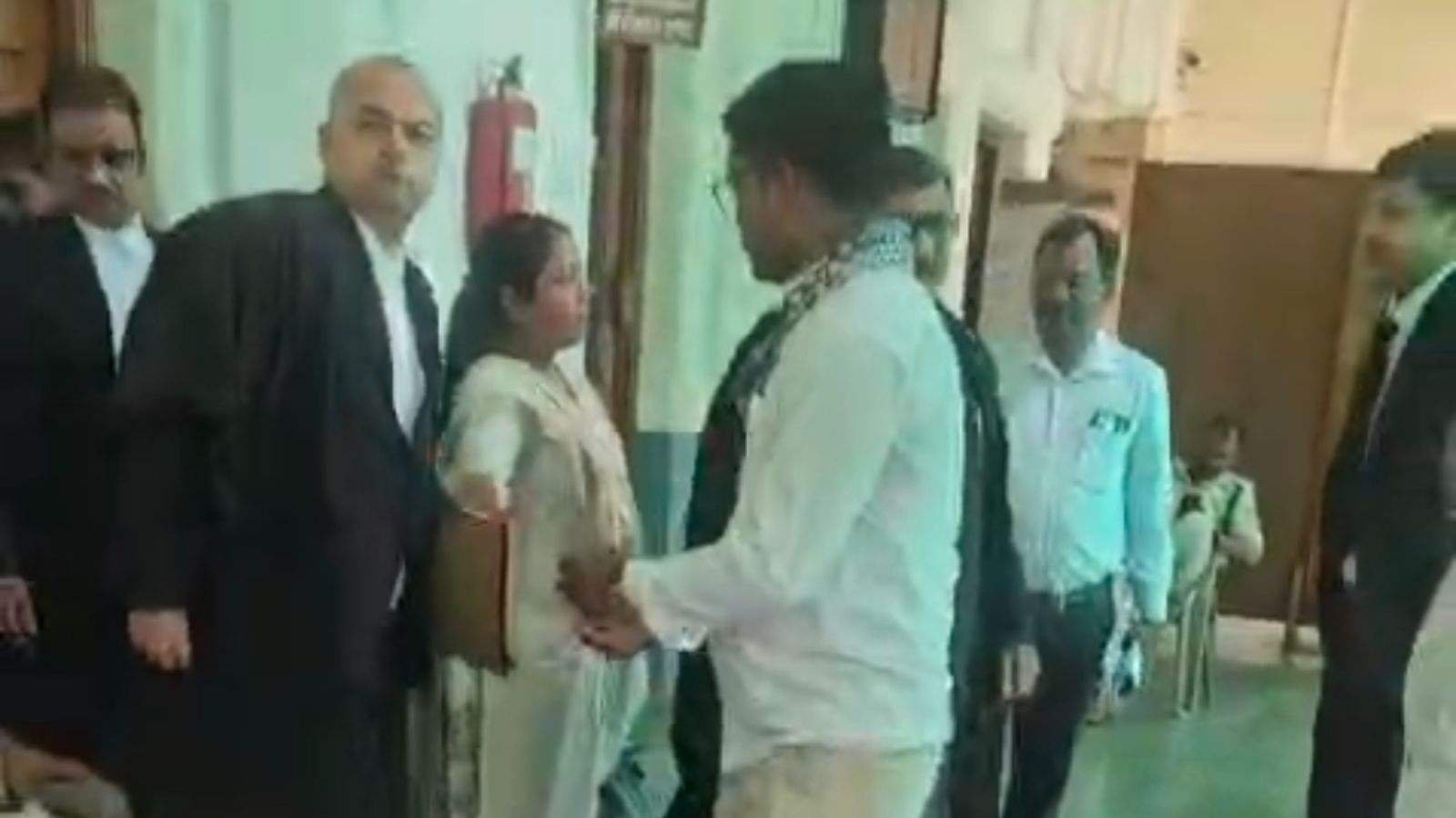 अवकाश के बाद भी सीएमओ पूजा बुनकर हाईकोर्ट में दिखीं