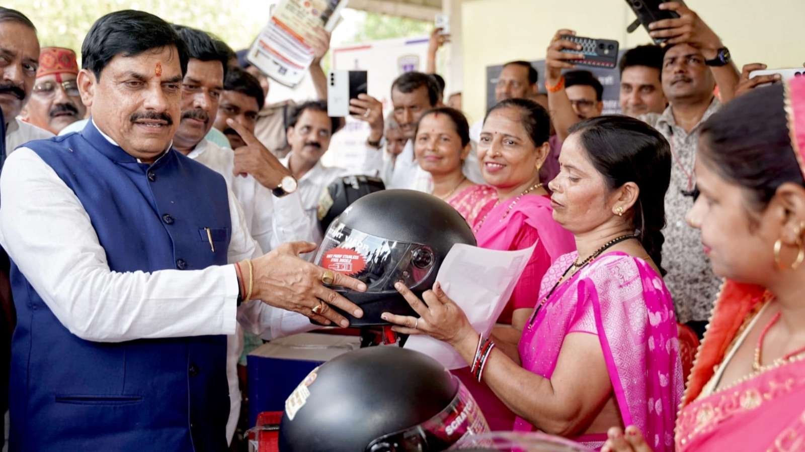 सीएम डॉ. मोहन ने किसानों से किया संवाद, कहा- उन्नत खेती व पशुपालन से बढ़ाएंगे आपकी आमदनी*