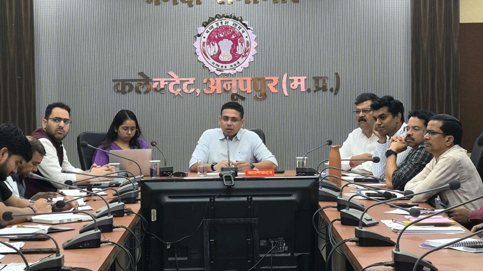विद्यालयों में 15 दिवस के भीतर विद्यार्थियों की अपार आईडी जनरेट करना सुनिश्चित करें- कलेक्टर श्री पंचोली
