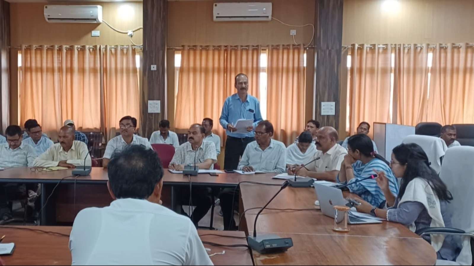 विद्यार्थी नामांकन, अपार आईडी, छात्रवृत्ति, पाठ्य पुस्तक वितरण कार्य की जिला पंचायत सीईओ ने की समीक्षा