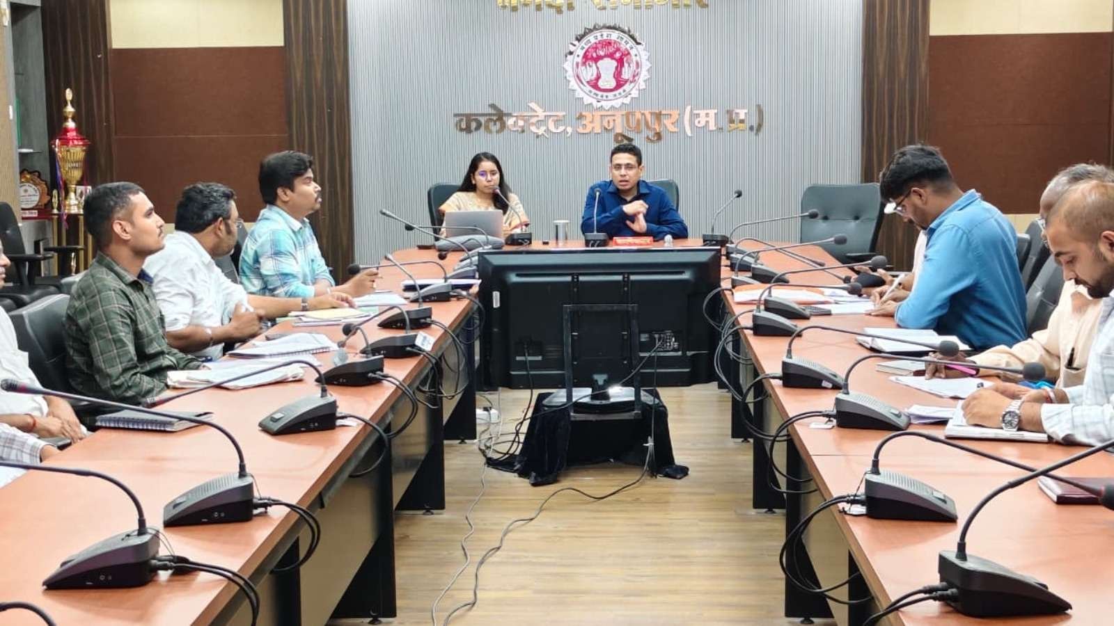 विकास कार्यों में समय एवं प्रगति पर अधिकारी दें विशेष ध्यान- कलेक्टर