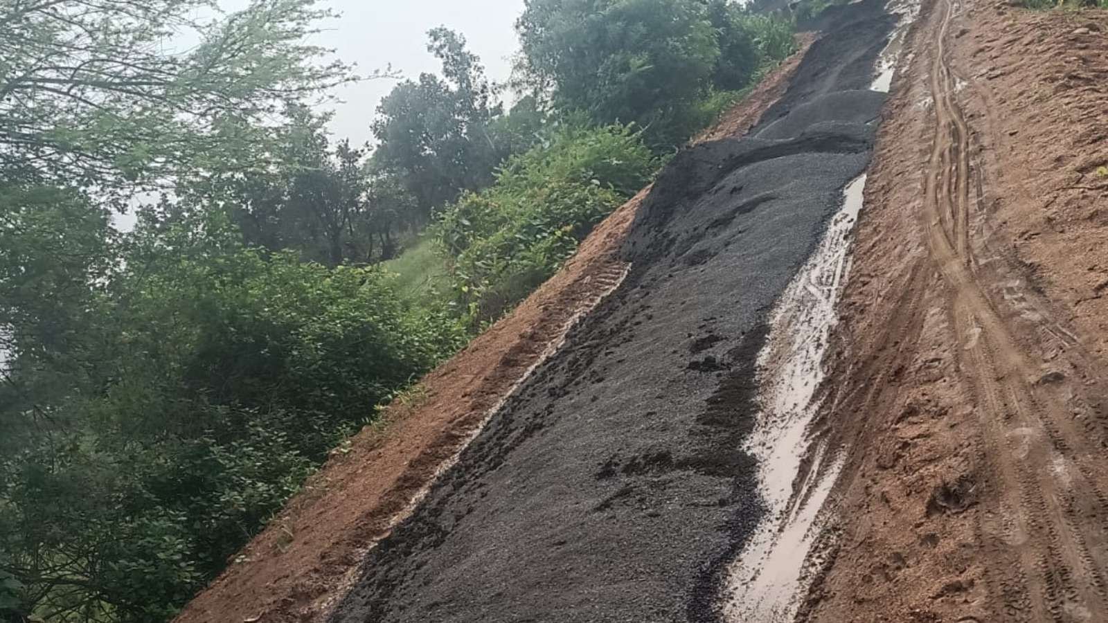 18 लाख की ग्रेवल सड़क पर भ्रष्टाचार के आरोप, मिट्टीयुक्त डस्ट डालने से ग्रामीणों में आक्रोश