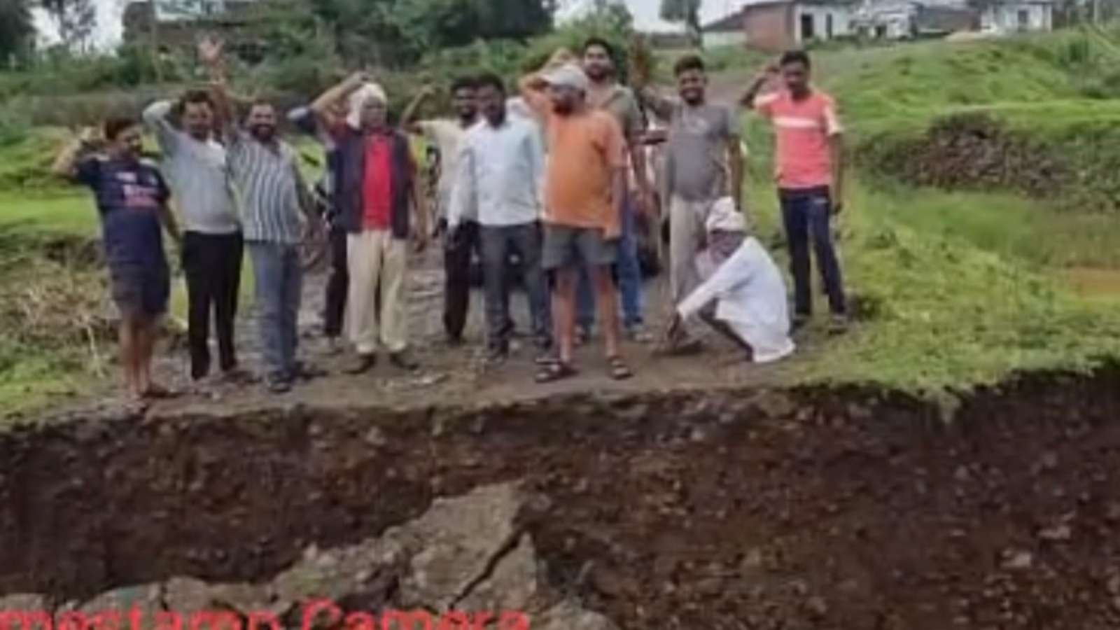 बारिश में बहा निर्माणाधीन पुल का डायवर्सन, आवागमन ठप