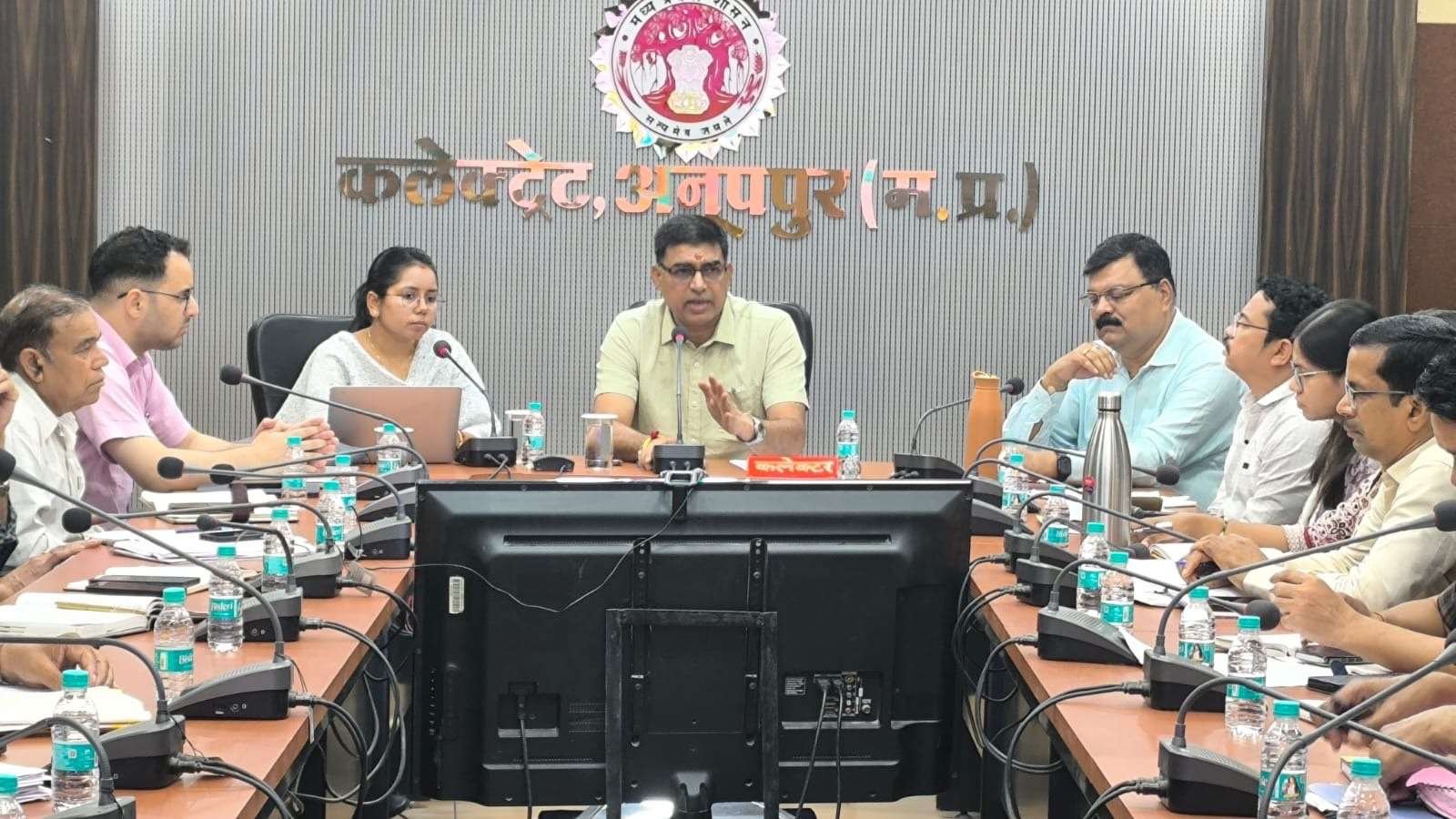जिले के सभी विद्यालयों एवं छात्रावासों में पेयजल गुणवत्ता की जांच कराई जाए - कलेक्टर श्री झा