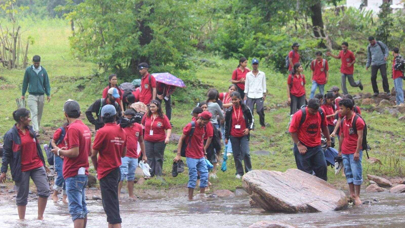 जंगल की पगडंडी से बैगा संस्कृति तक पहुंचे IGNTU के विद्यार्थी