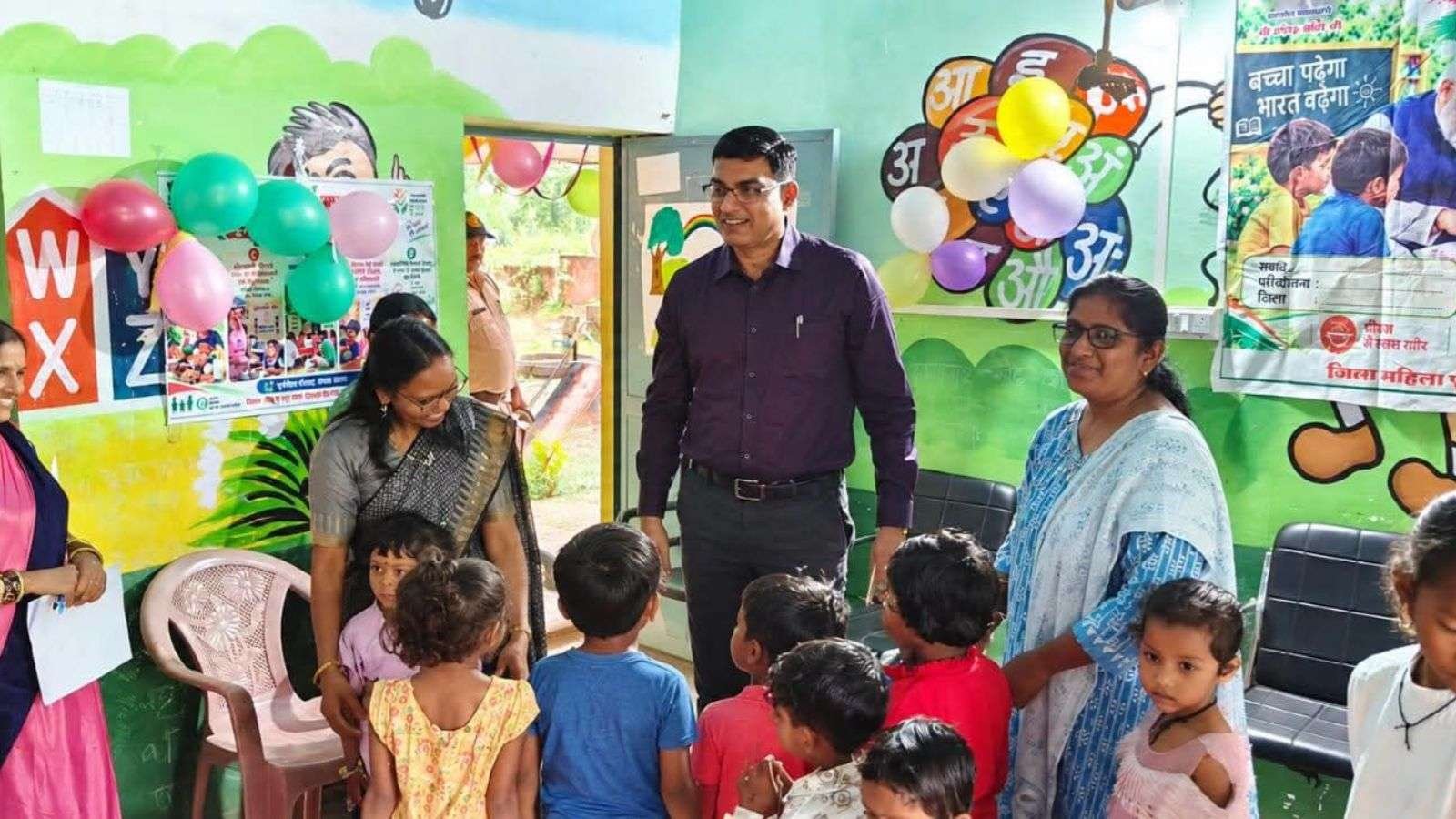 आंगनबाड़ी केंद्र बना सेवा और संवाद का केंद्र, कलेक्टर ने बच्चों से किया आत्मीय संवाद