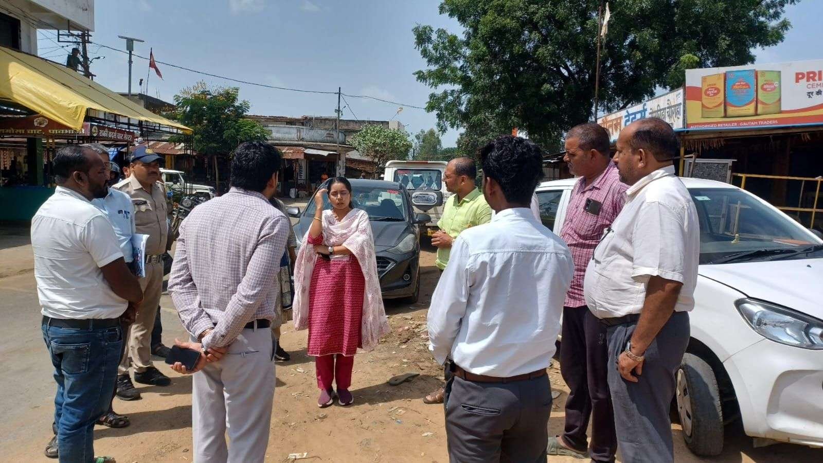 सेमरिया चौक से बेलियाछोट तक के सेवा संकल्प यात्रा मार्ग का जिला पंचायत सीईओ ने किया निरीक्षण